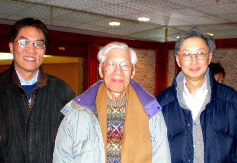 NEWS404_13.jpg - Mr Tam (centre) flanked by Ron Tse (L) & Joseph Wong (R)
