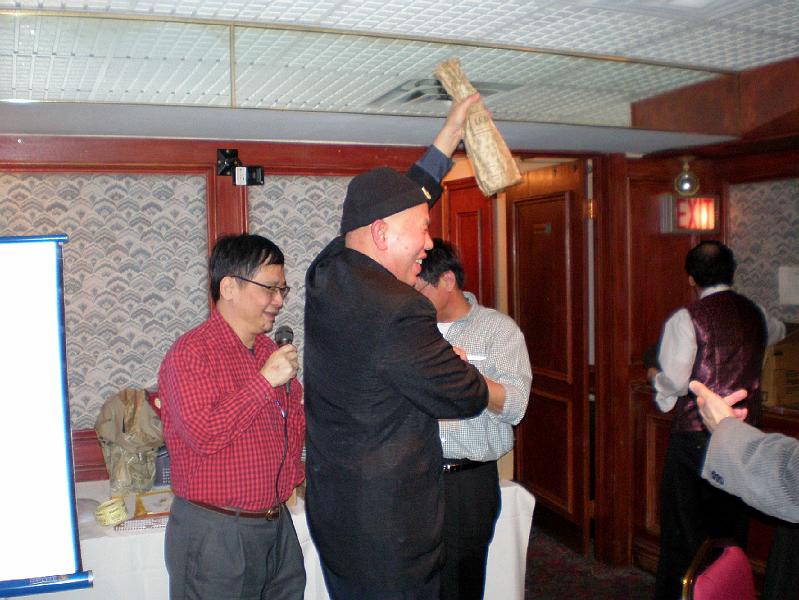 NEWS404_8.jpg - Louis Lau wins lucky draw