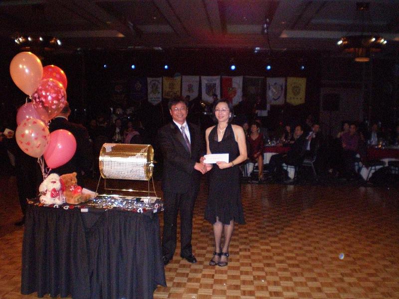 NEWS399_7.jpg - David Wong presenting WYKAAO door prize