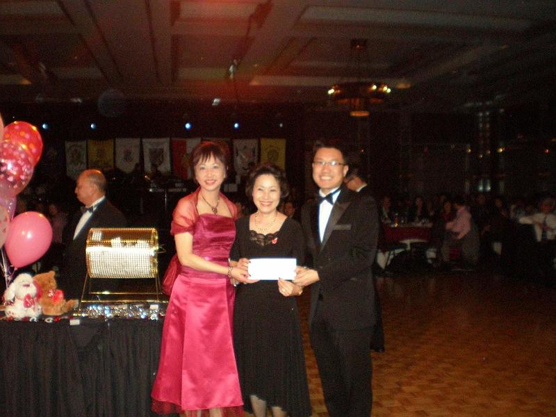 NEWS399_8.jpg - Kelvin & Irene presenting door prize
